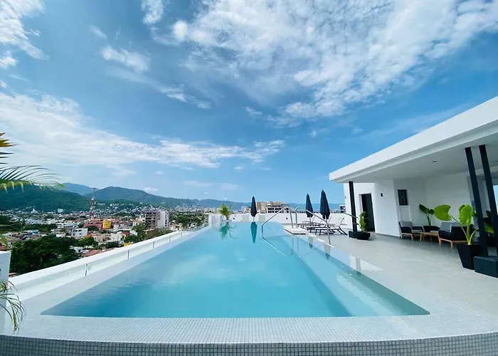 New Versalles Unit With Rooftop Pool
