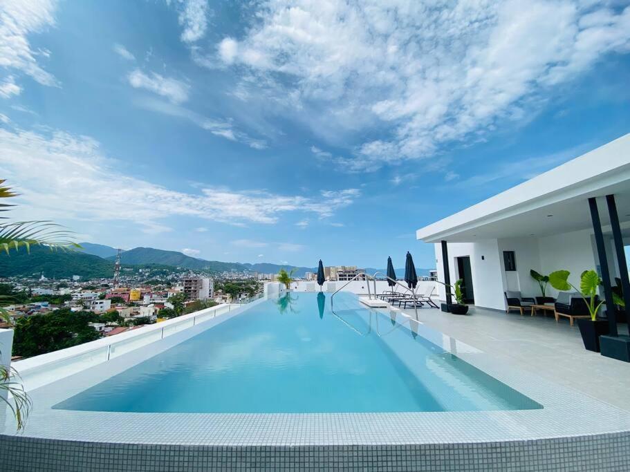 New Versalles Unit With Rooftop Pool